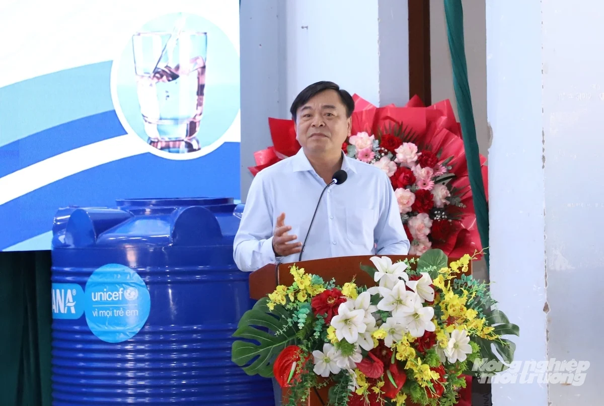 Thứ trưởng Nguyễn Hoàng Hiệp trao tặng bồn nước cho người dân Đắk Lắk