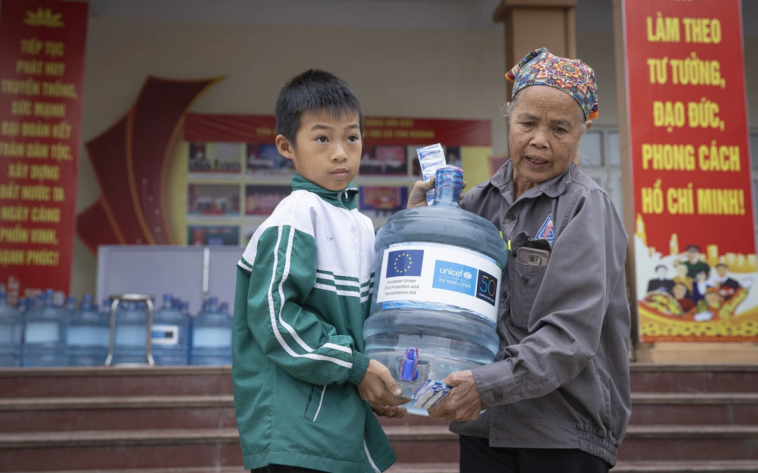 Cung cấp nước sạch cho hơn 15.000 người dân vùng lũ