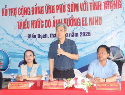 Trao dụng cụ chứa nước cho người dân ứng phó sớm El Nino