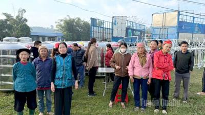 Xã Tân Mỹ (Tuyên Quang) trao bồn chứa nước sạch cho người dân