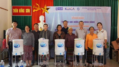 Trao thiết bị lọc nước tặng đồng bào dân tộc thiểu số ở Quảng Trị