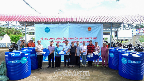 Cà Mau: Trao tặng 200 bồn chứa nước cho người dân xã Khánh Lâm